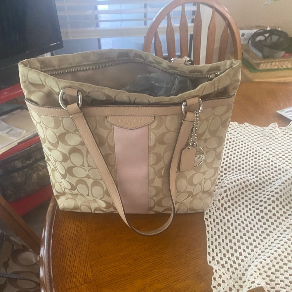 Coach Handbag. Cream and Pink. Normal wear